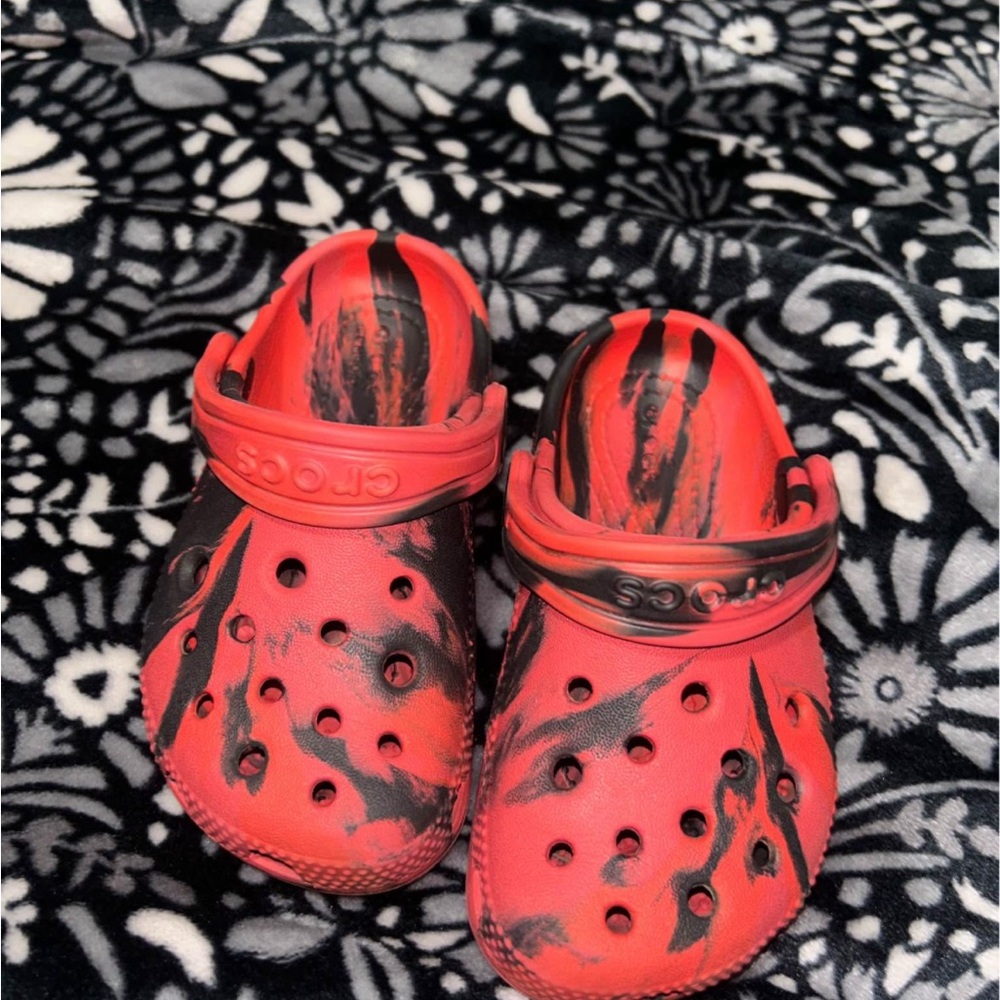 Crocs Kids' Red and Black Marble